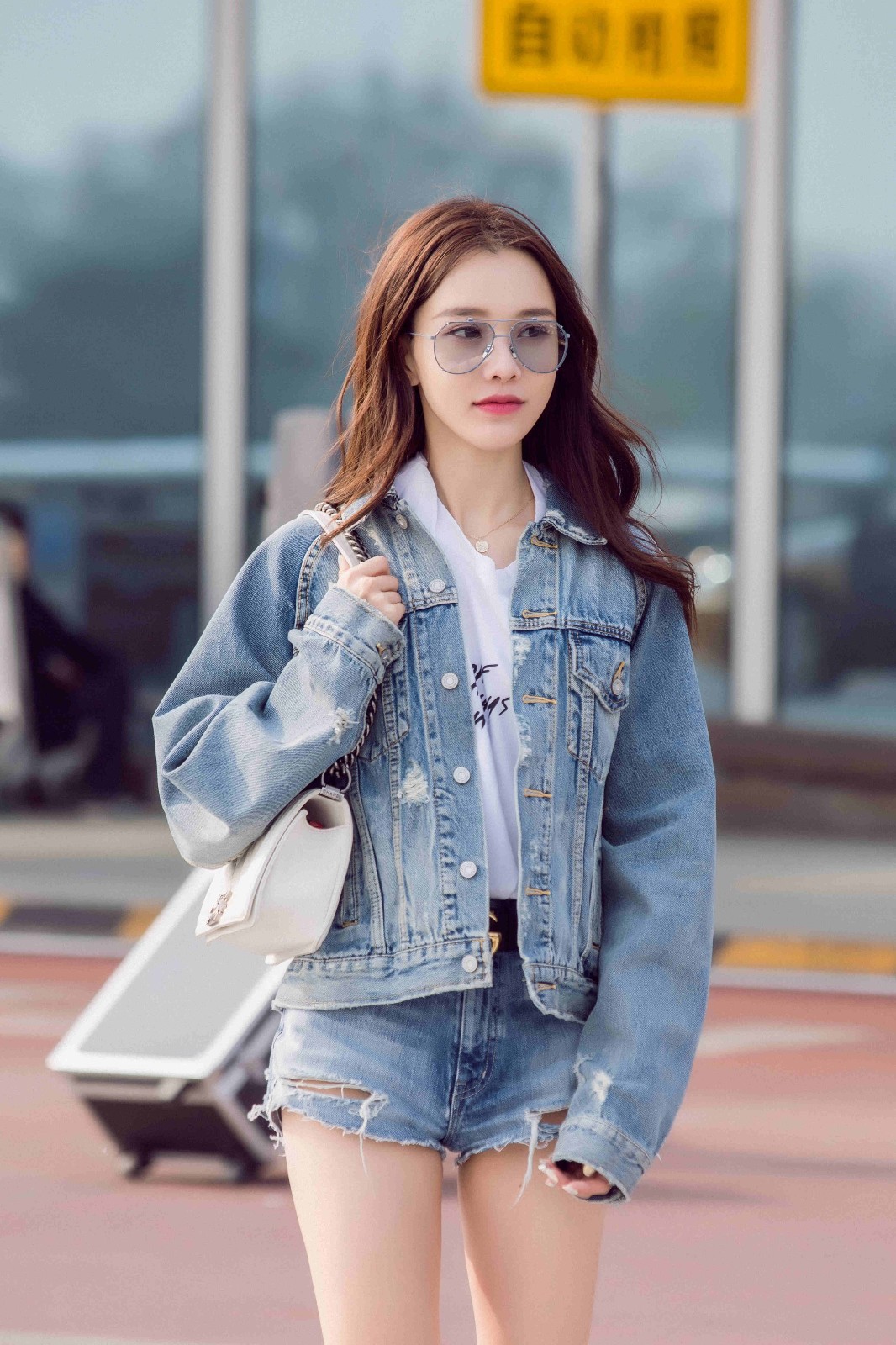 黄一琳机场秀美腿 清爽夏装活力十足