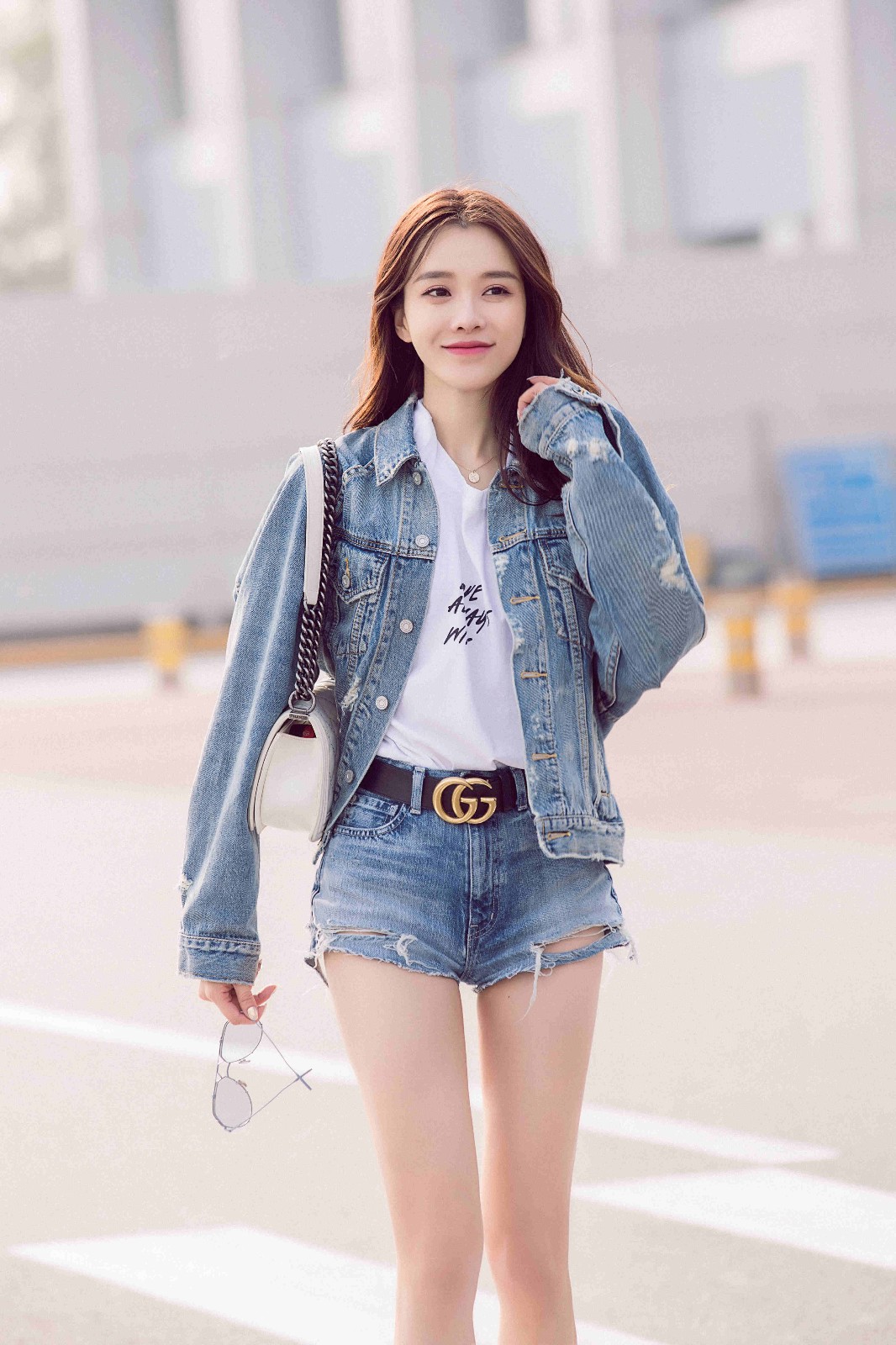 黄一琳机场秀美腿 清爽夏装活力十足