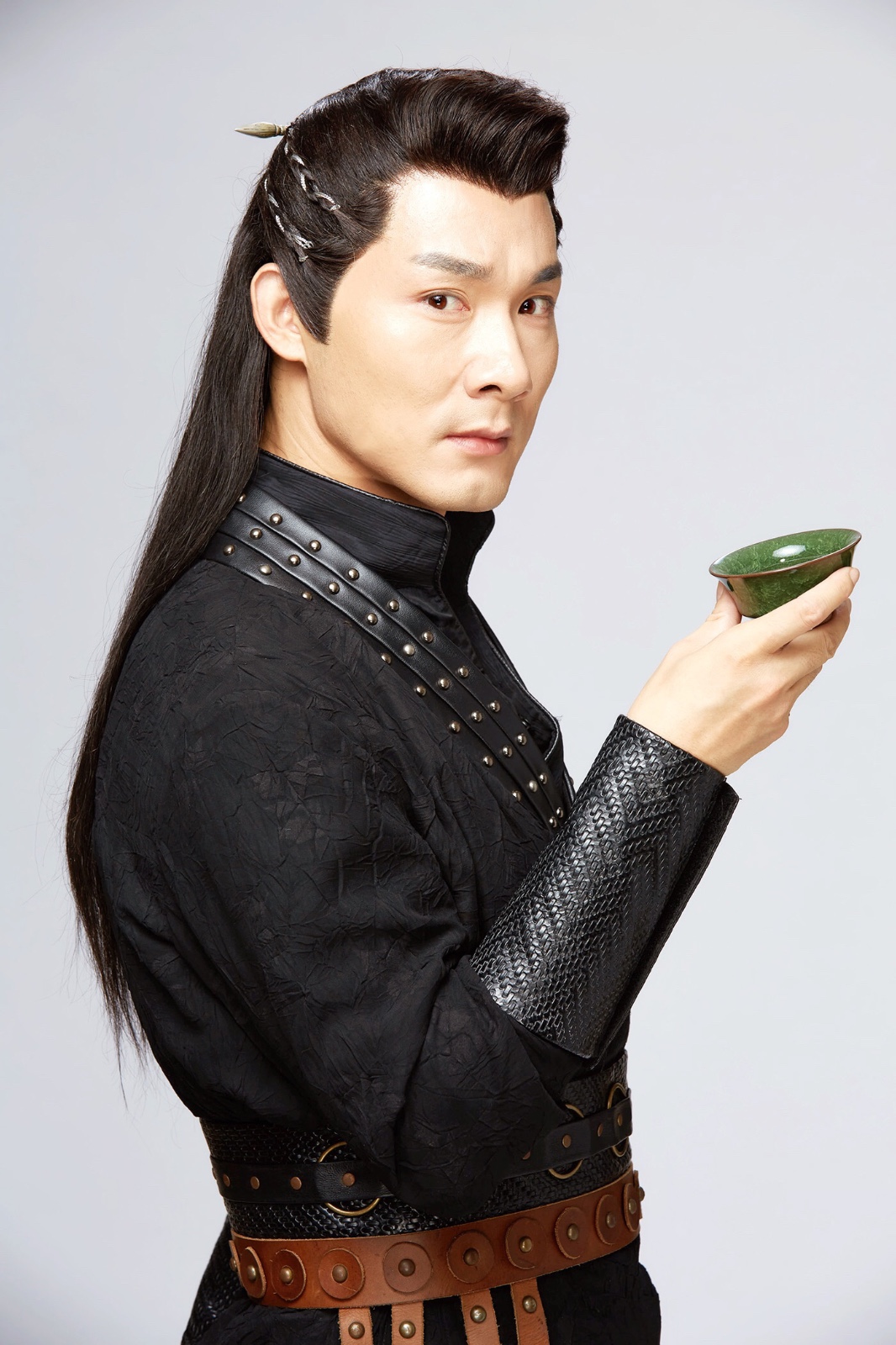 演员赵健也通过白