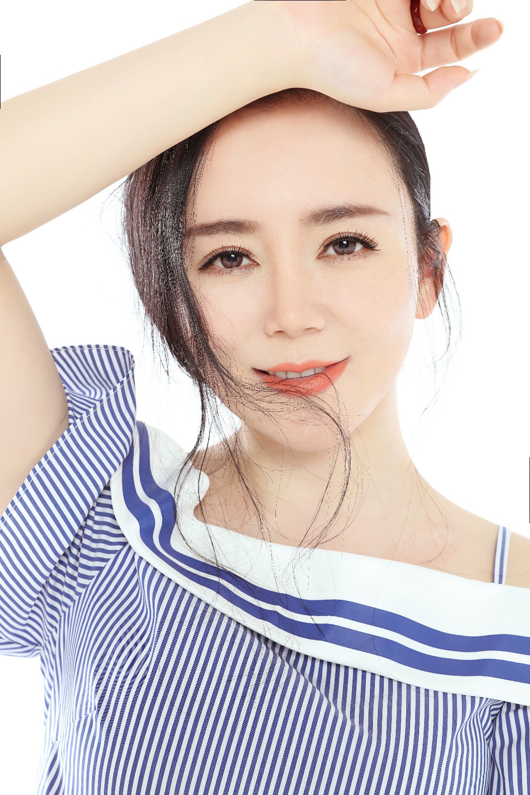 魏新雨柔情演绎《红尘雨》独唱版 回馈歌迷