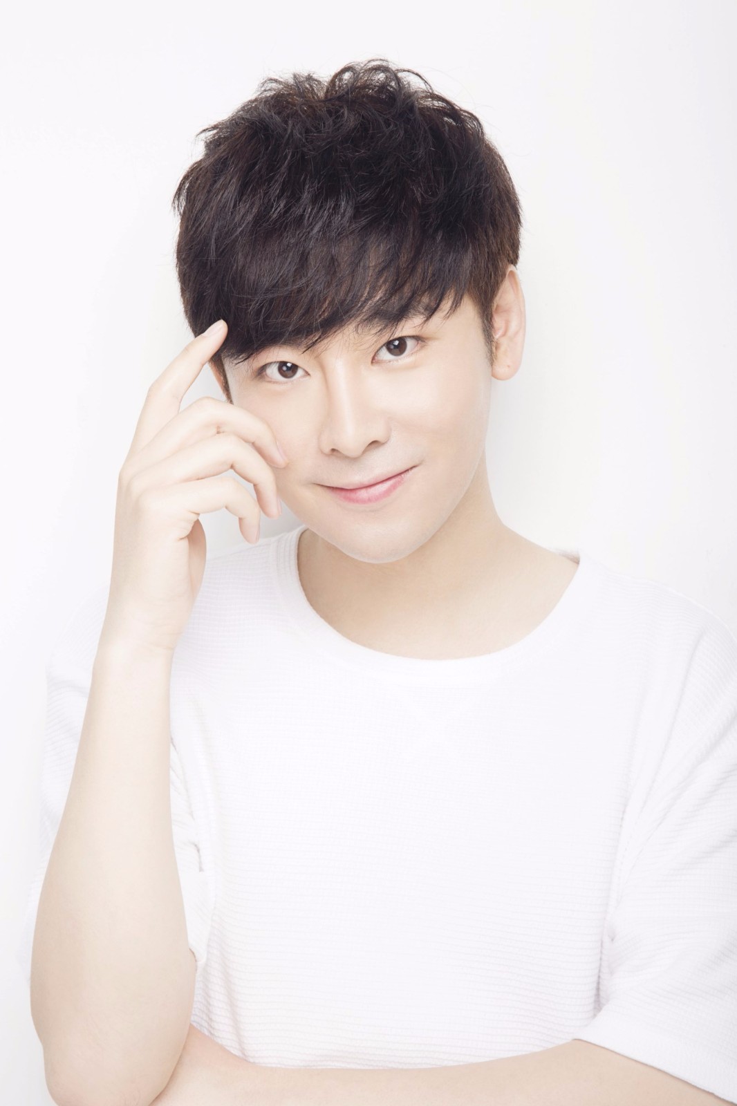 莽荒纪李政宇首曝写真阳光帅气诠释暖男魅力