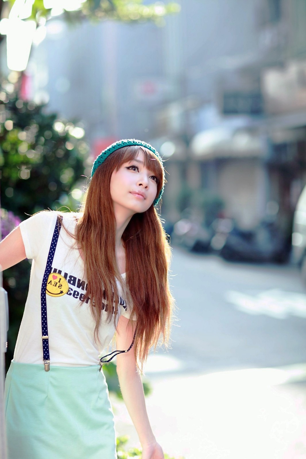 阳光下一个长发飘逸的青涩女孩