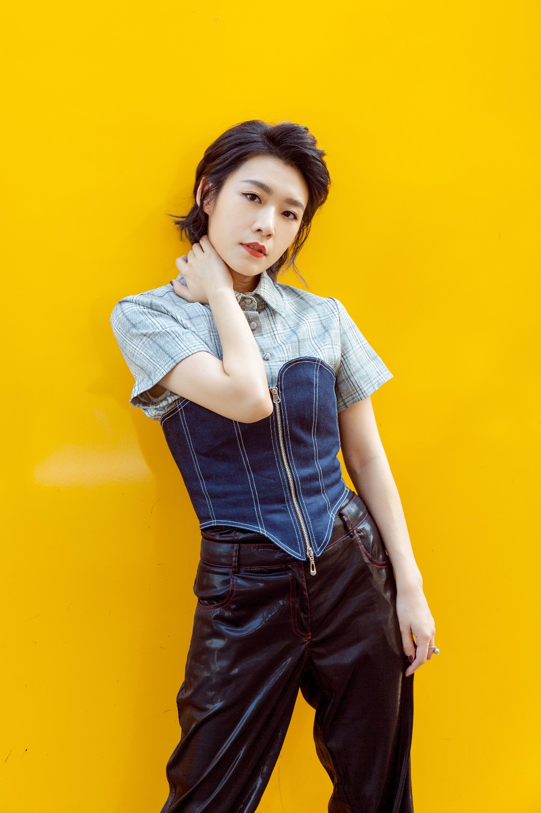 吕晓霖抹胸皮裤帅气干练 尽显熟女魅力