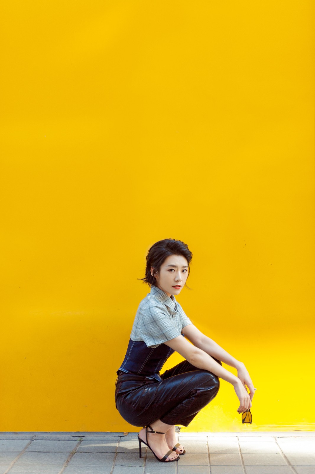 吕晓霖抹胸皮裤帅气干练 尽显熟女魅力