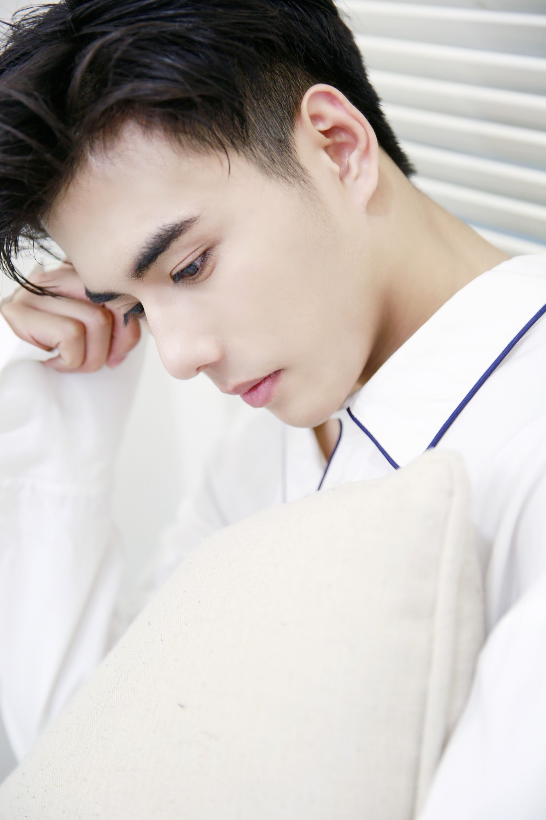 魏伸洲最新写真曝光慵懒男友or吉他少年任你pick