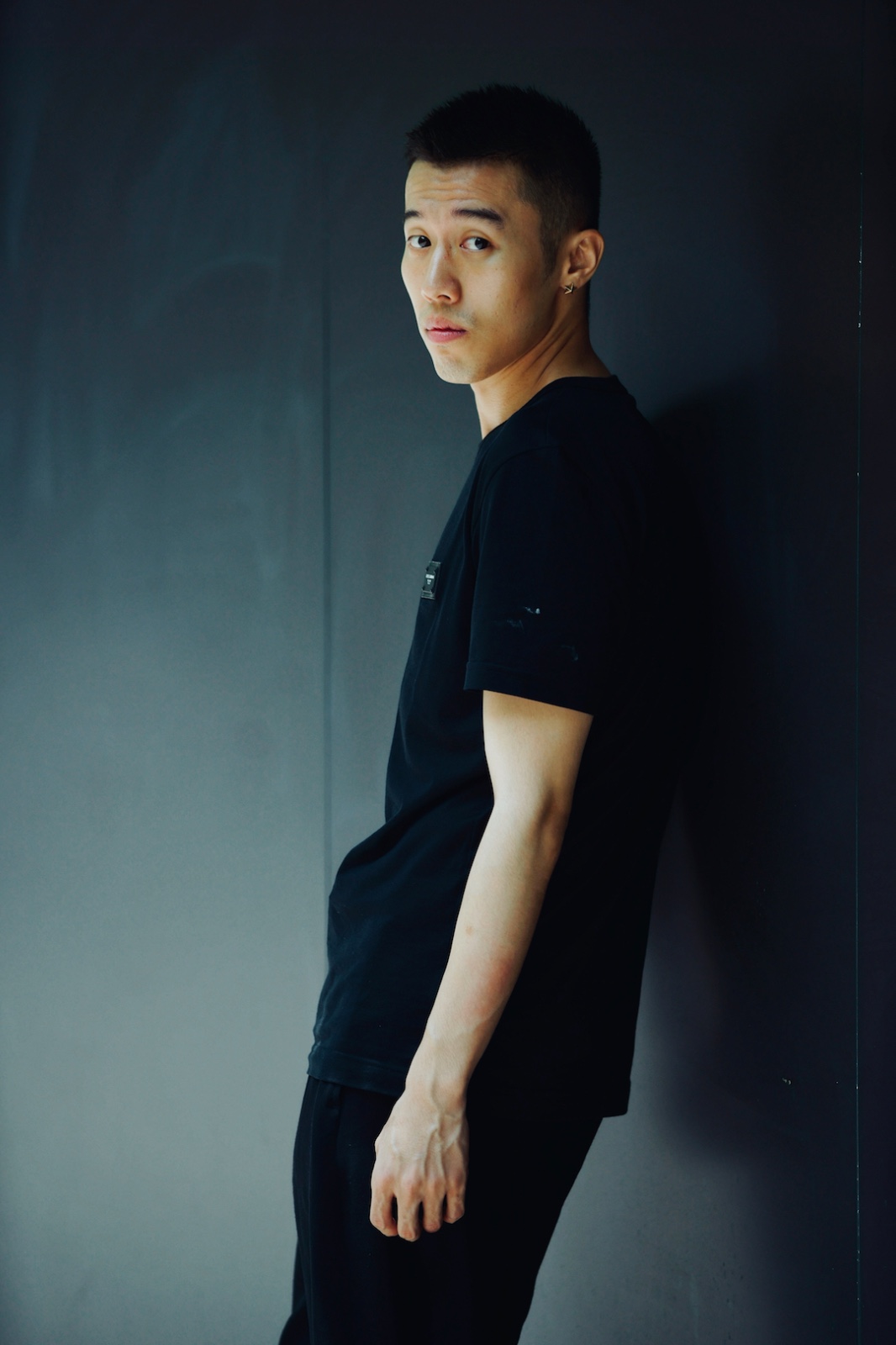 日前,演员周游曝光了一组最新夏日写真.