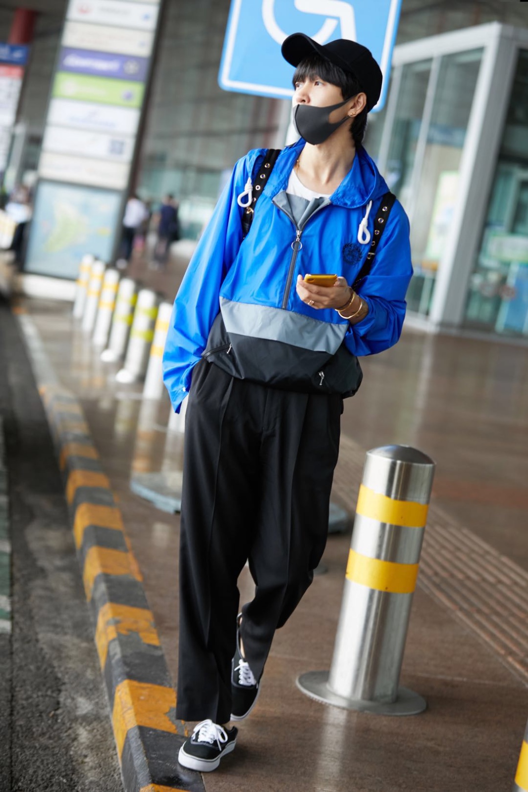 韩火火休闲风十足 机场上演雨季男友穿搭指南