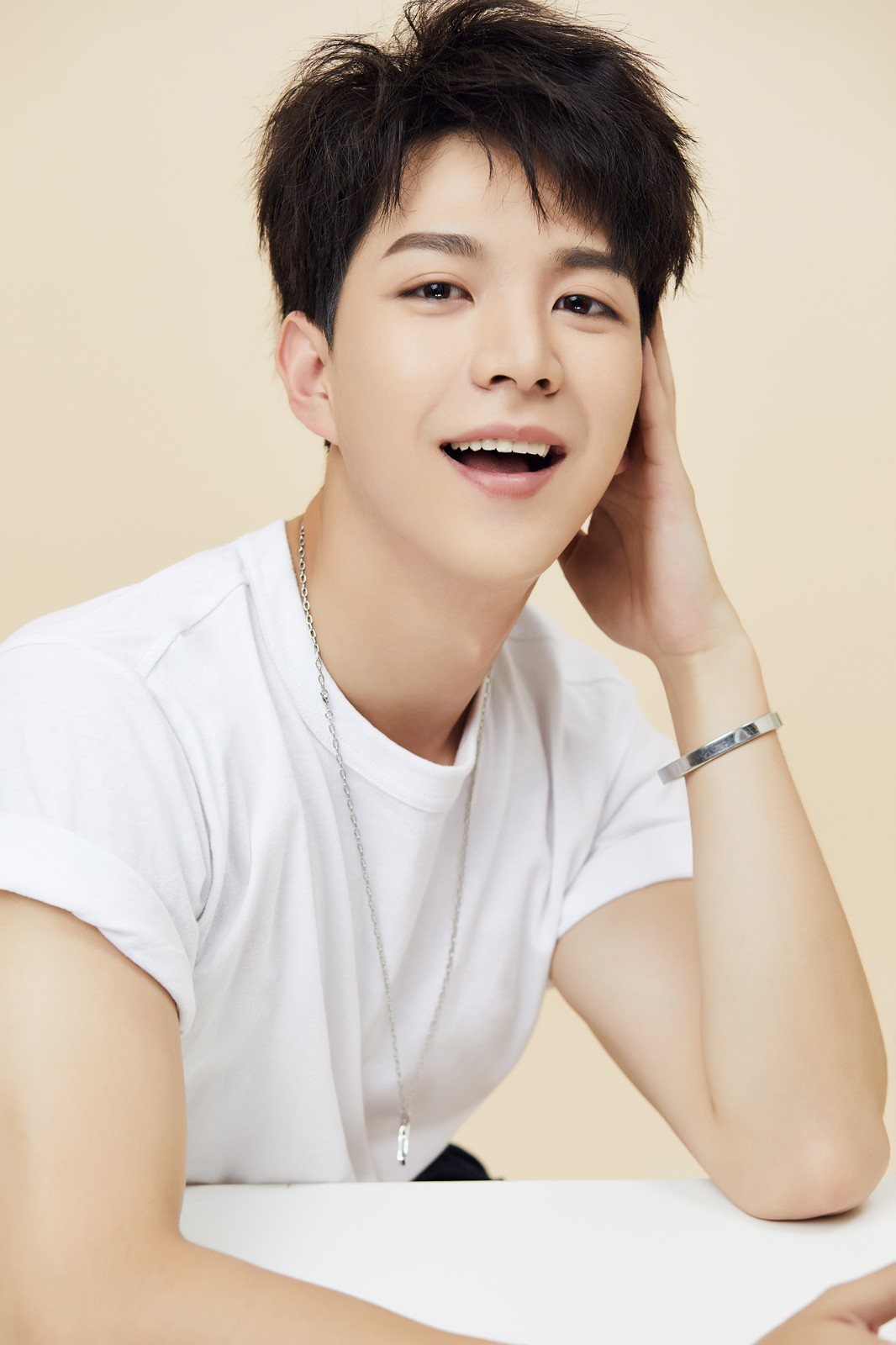 "优我少年"黄柏煊玩转白t 清爽帅气展暖心微笑