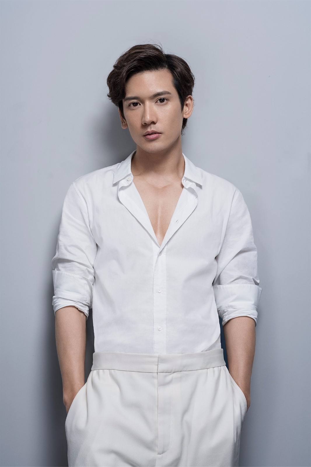 养眼组合钟欣潼新广告大片美cry 关智斌疯狂秀身材