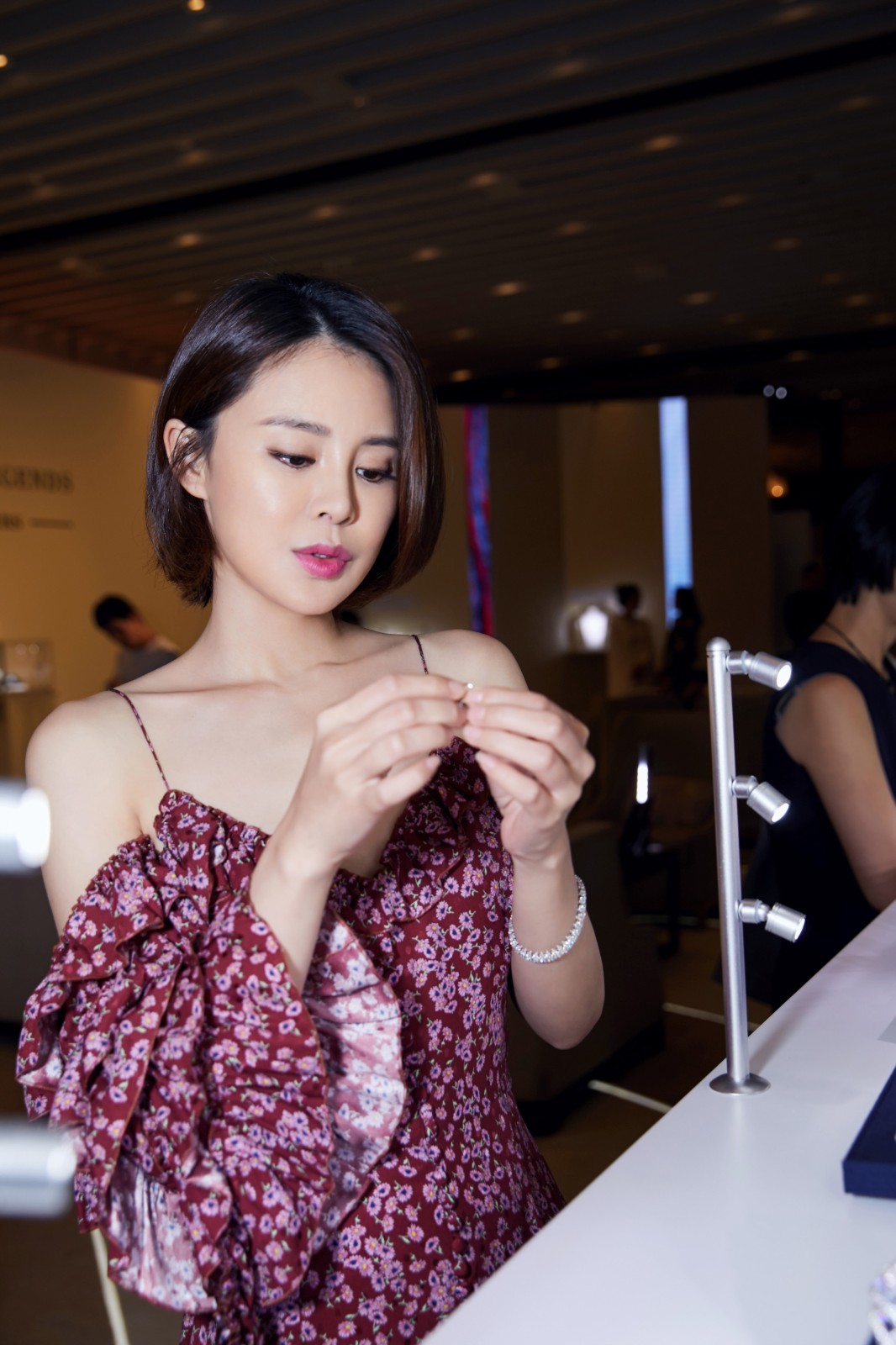 关悦裸肩碎花裙亮相珠宝晚宴 优雅天鹅颈魅力翻倍