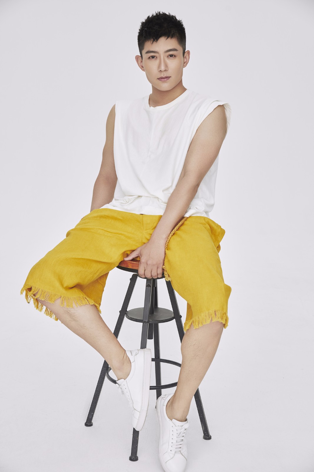 苑航铭新写真惹围观 网友:确认过眼神是帅而不腻的肌肉男神