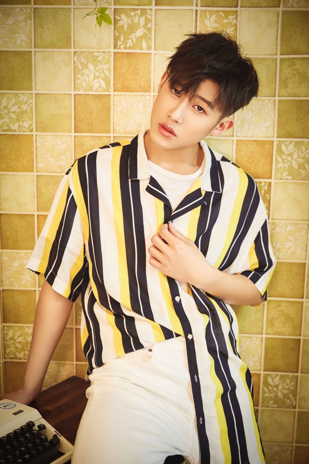 张艺曝全新写真 质感文艺随性不羁