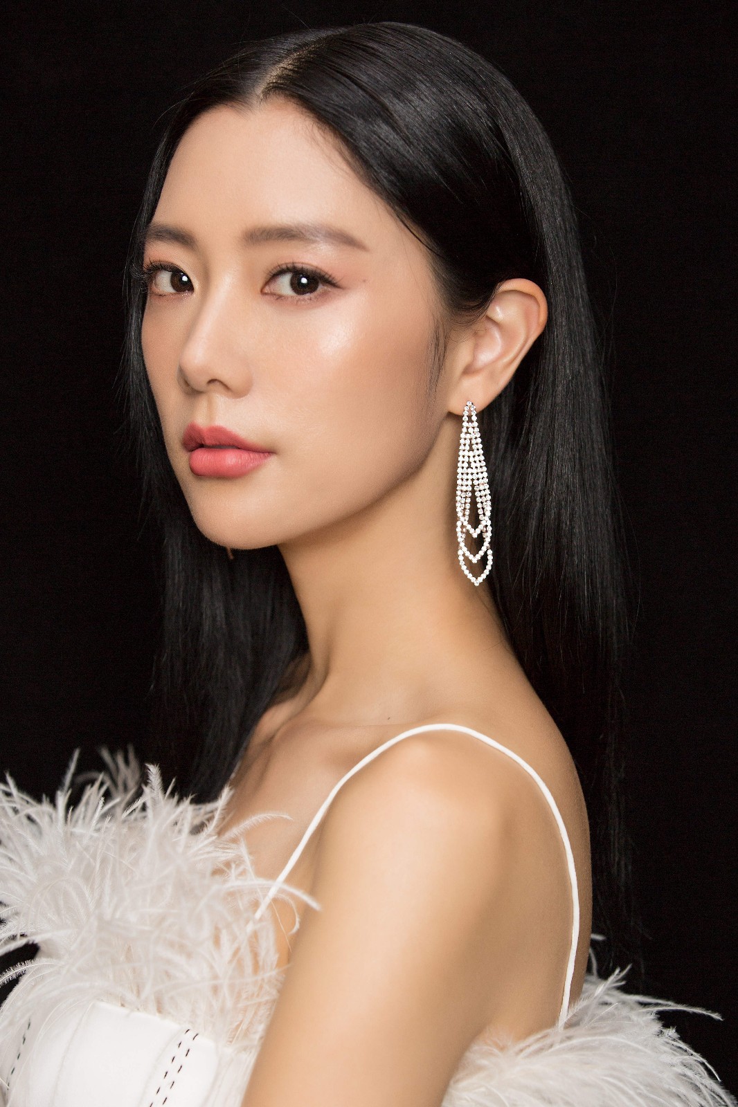 发布会上克拉拉化身优雅小仙女,一身长裤套装,尽显修长美腿,搭配白色