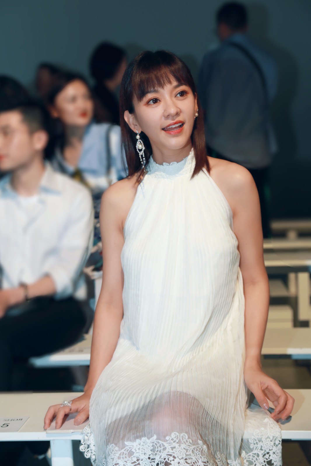 陈意涵现身纽约时装周  甜美清新凸显少女感