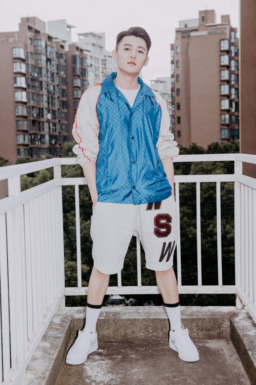 周骏超运动潮流写真曝光 邻家大男孩阳光帅气