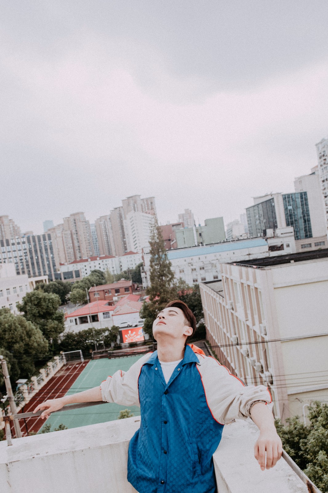 周骏超运动潮流写真曝光 邻家大男孩阳光帅气