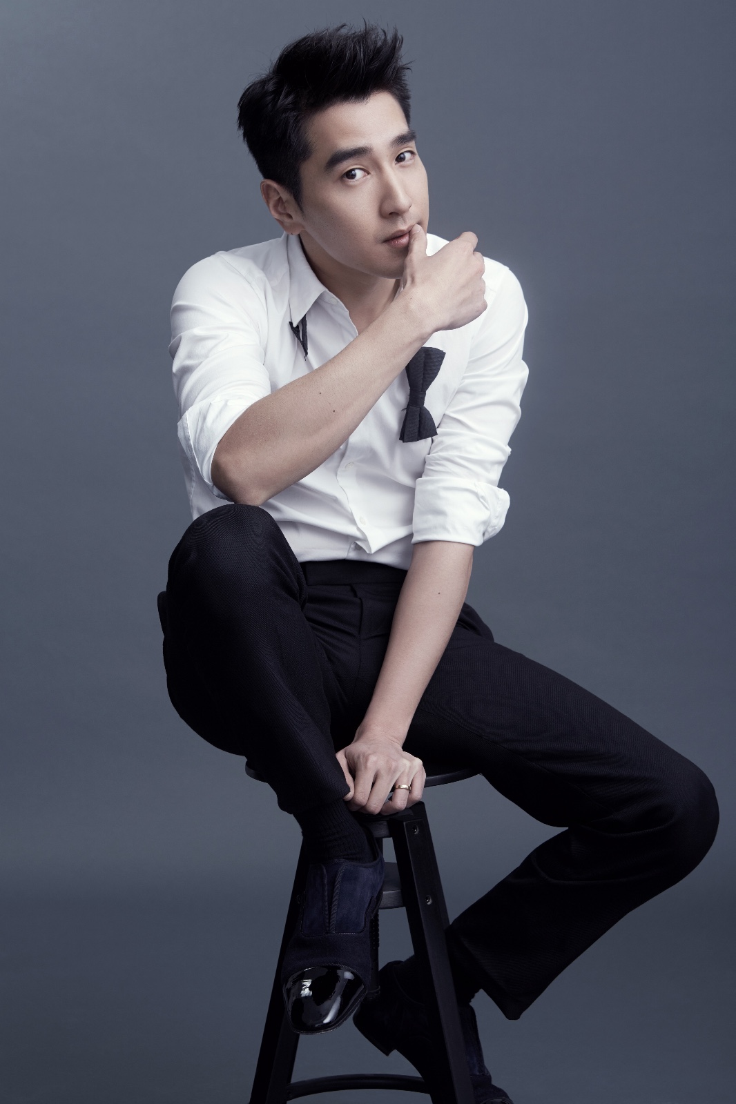 赵又廷《平凡的荣耀》首发剧照"自省"点燃职场新声音