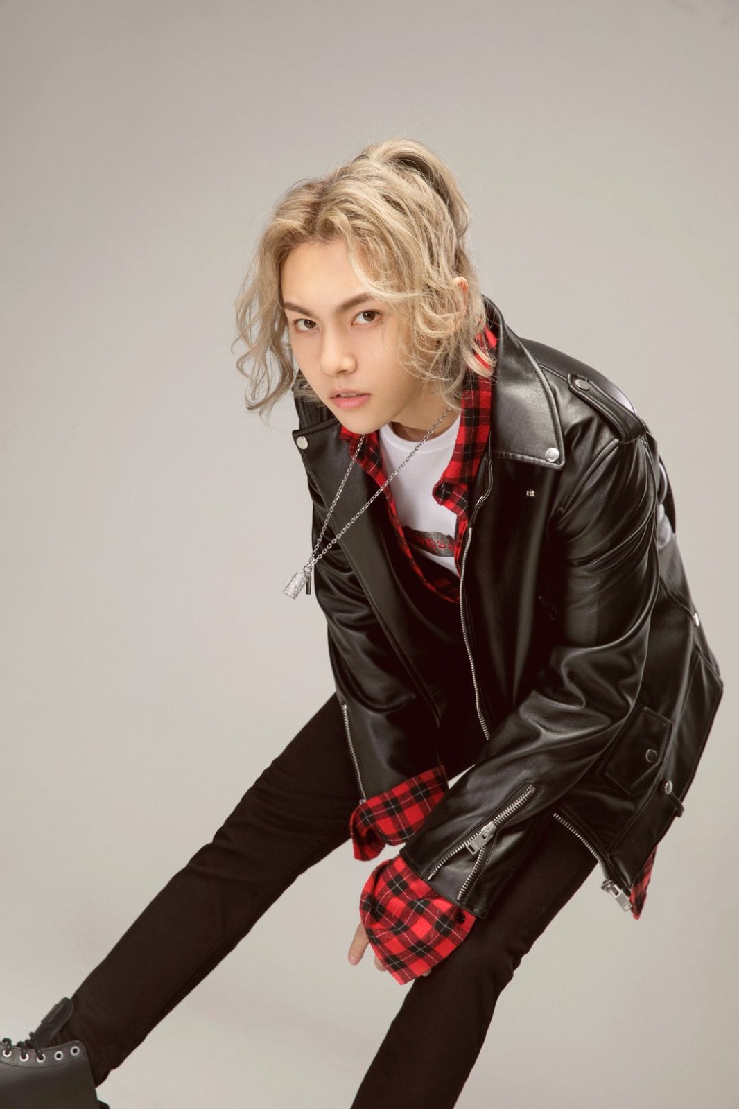 周锐曝机车皮衣造型写真 红黑搭配酷帅十足