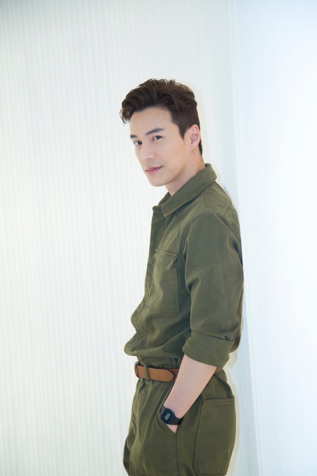 王冠逸出席时尚活动 一身工装风look干练帅气