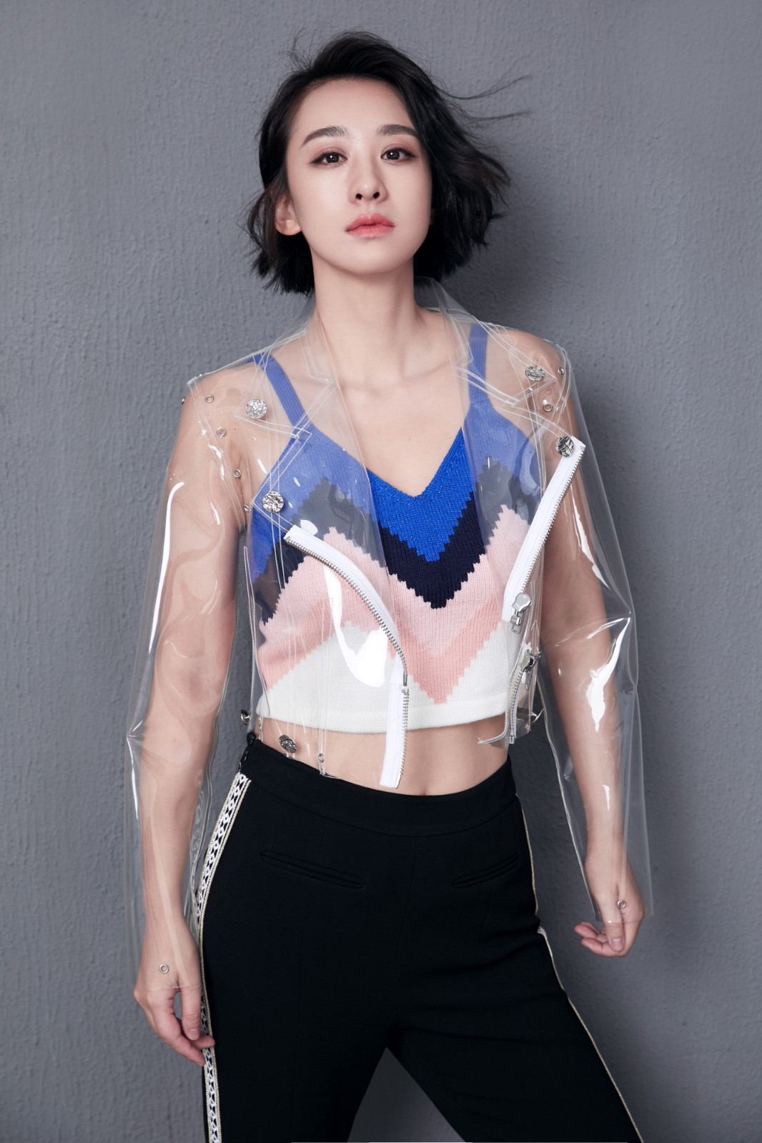 穆婷婷最新写真曝光,玩转撞色运动风