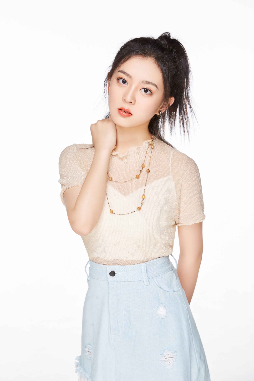 郜思雯时尚大片曝光 眼神灵动元气满满