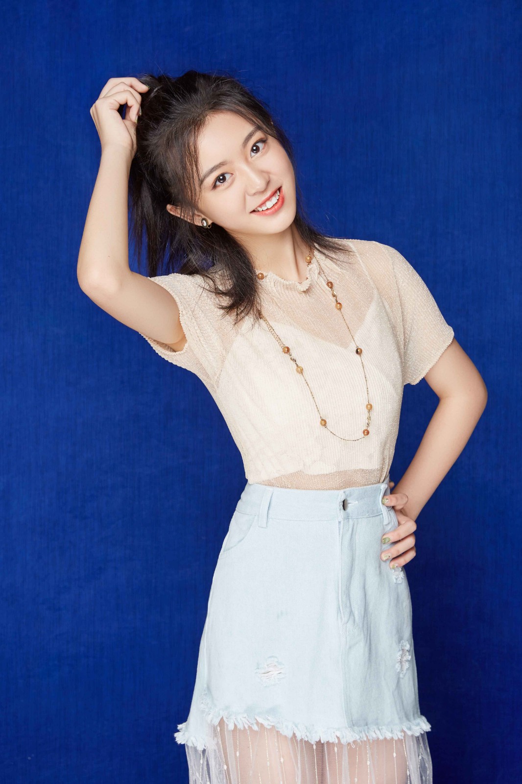 照片中,郜思雯清爽的发型搭配简约大气的服饰,宛如