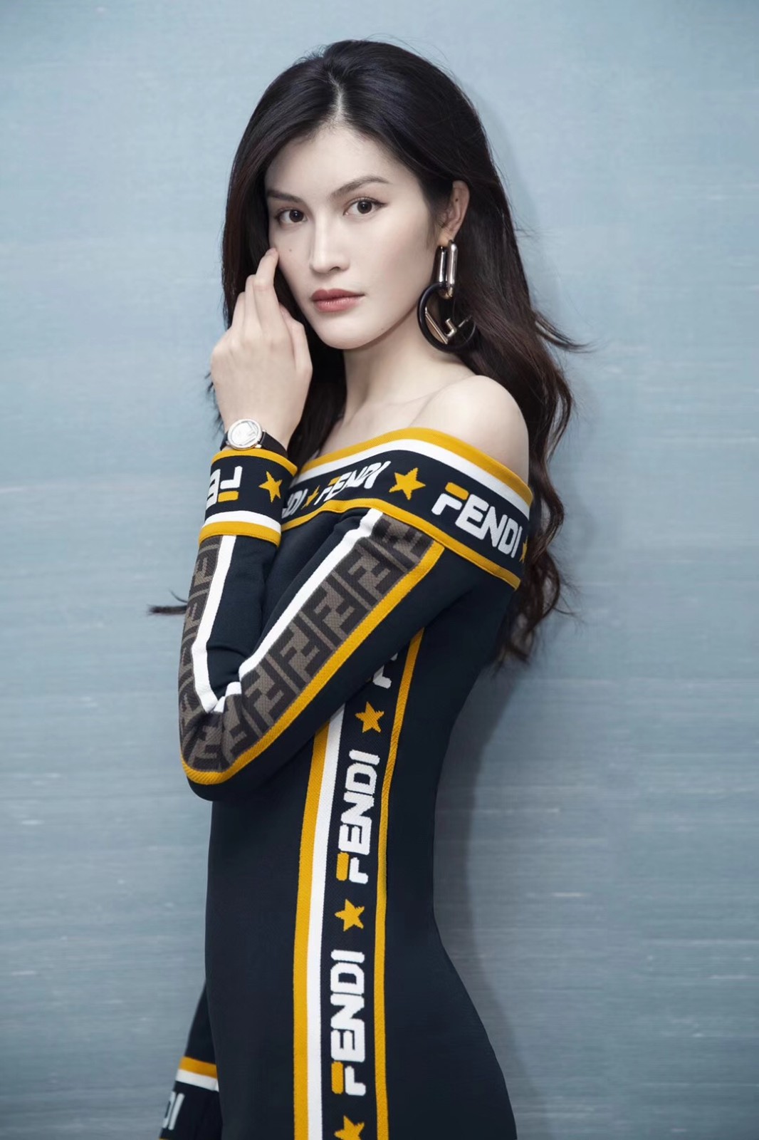 何穗出席活动造型多变显俏皮 收获粉丝官宣表白