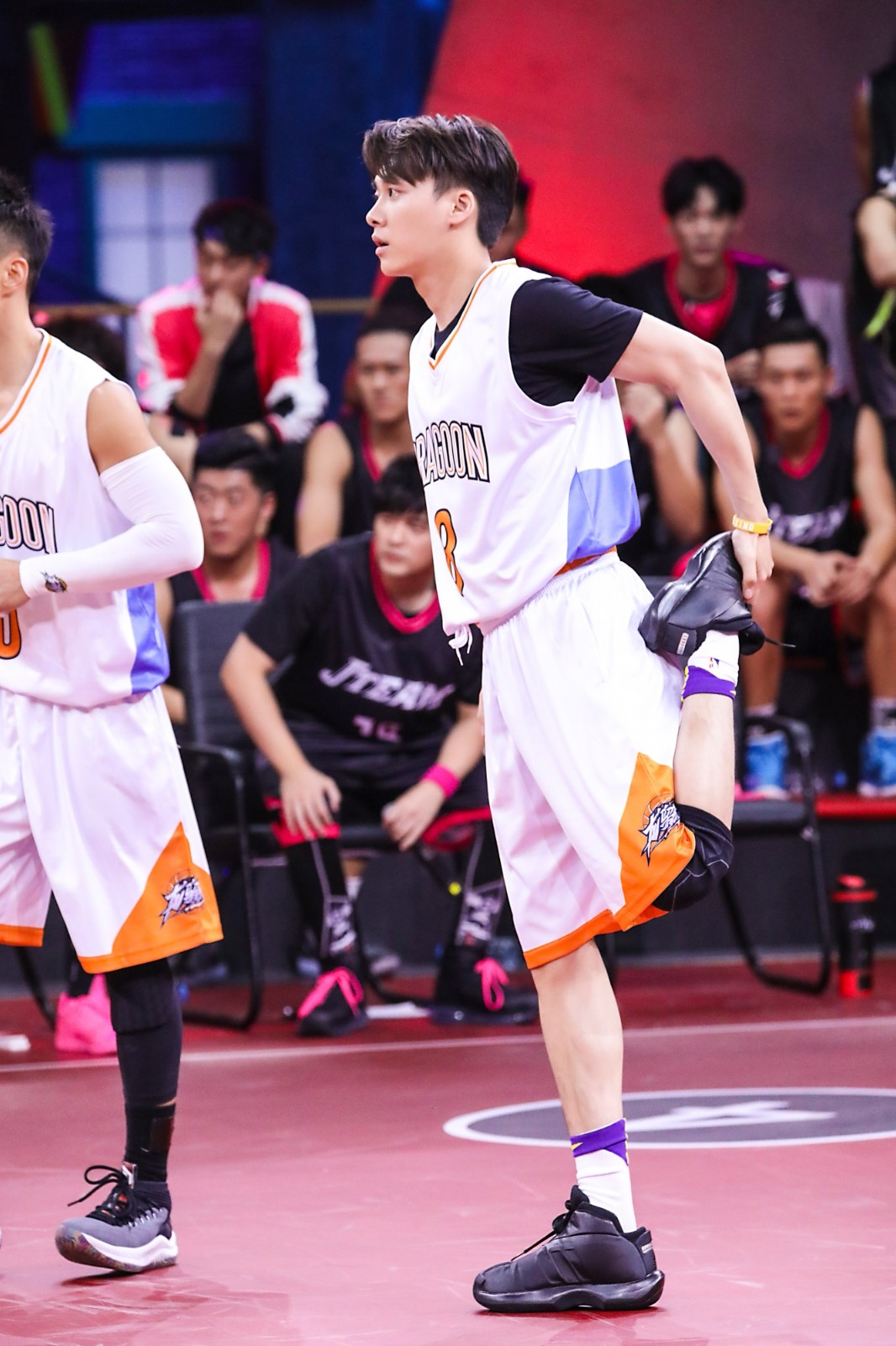 李易峰《这就是灌篮》暖心助力龙骑士 上场打球引期待