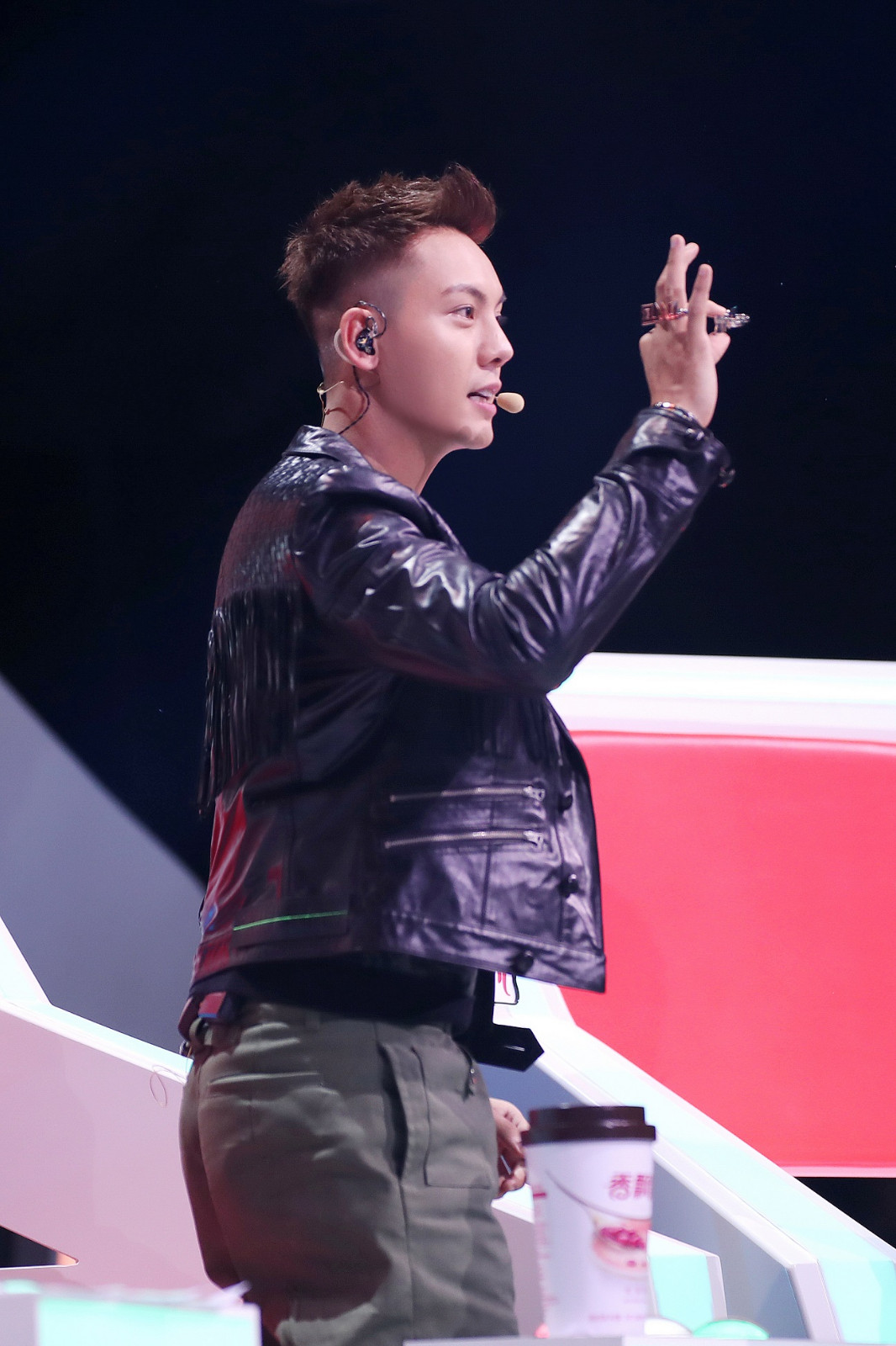 陈伟霆《下一站传奇》首播金句不断 严格标准获网友点赞