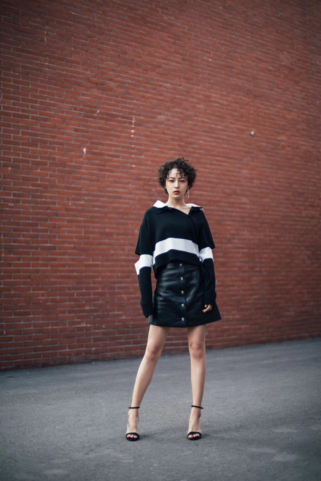 宋楠惜卷发又酷又性感 展现朋克范儿魅力