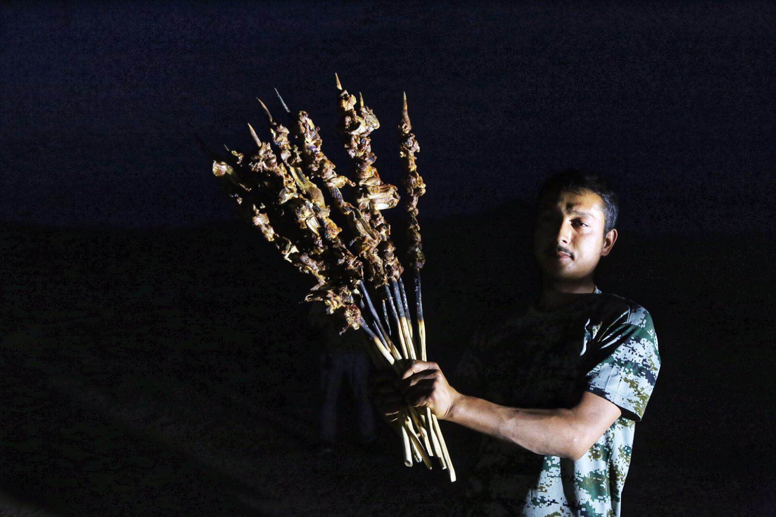 见识过南疆烧烤之乡的沙漠羊肉大串你还好意思说你吃过牙签串