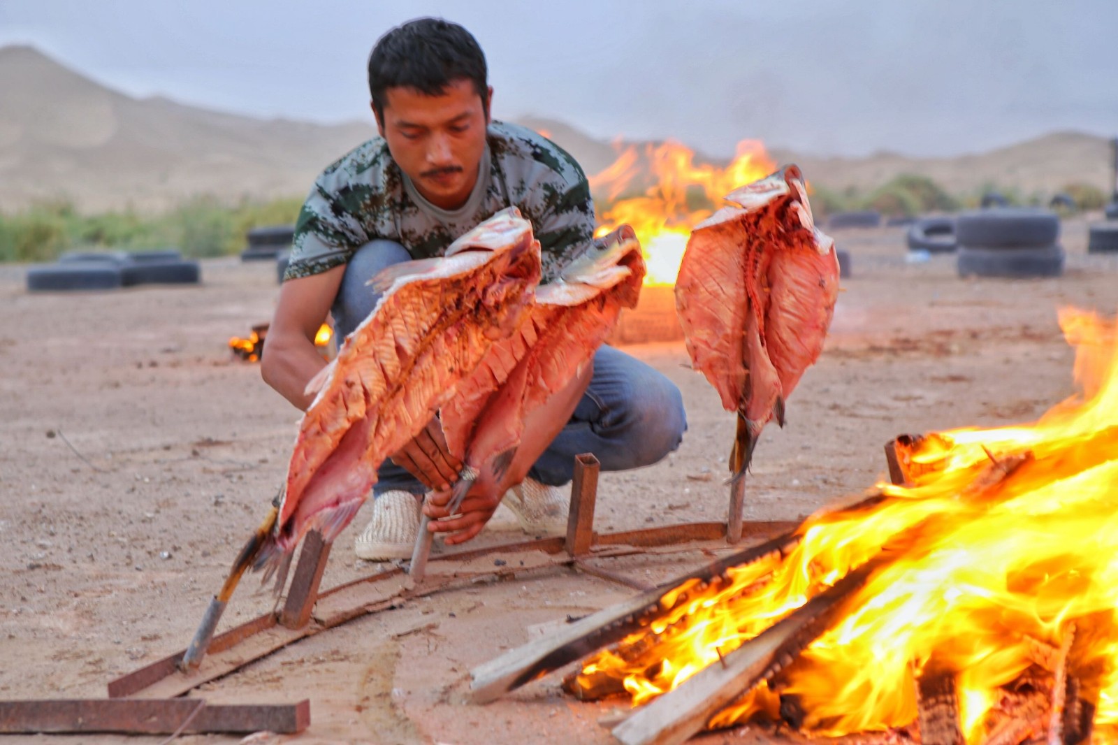 见识过南疆烧烤之乡的沙漠羊肉大串你还好意思说你吃过牙签串