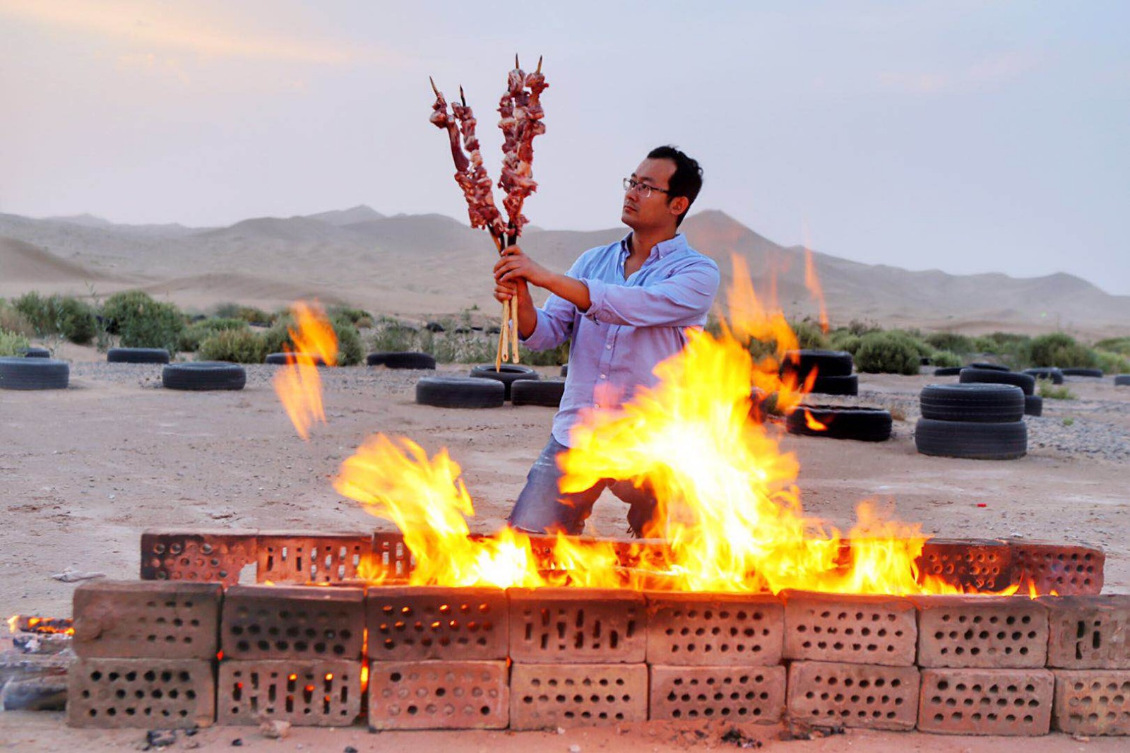 见识过南疆烧烤之乡的沙漠羊肉大串你还好意思说你吃过牙签串