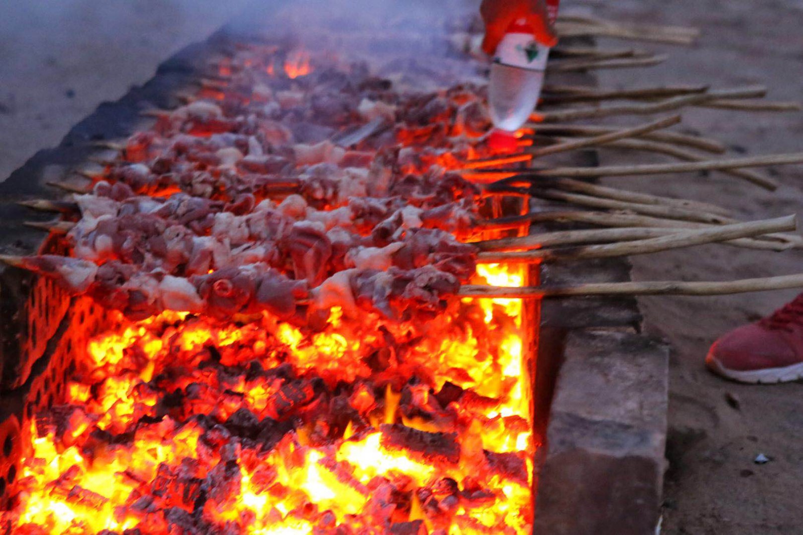 见识过南疆烧烤之乡的沙漠羊肉大串你还好意思说你吃过牙签串