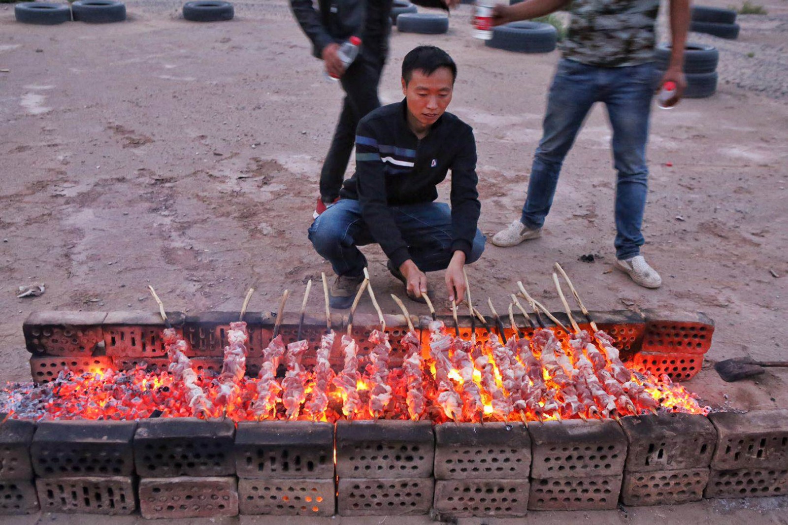 见识过南疆烧烤之乡的沙漠羊肉大串你还好意思说你吃过牙签串