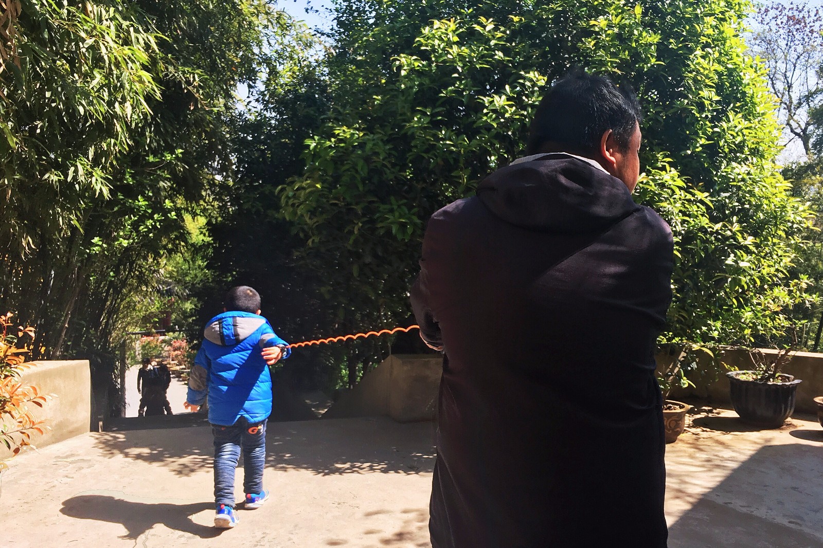 假期游玩一男子牵绳"遛娃" 为防跑丢|孩子|绳子|外出_新浪新闻