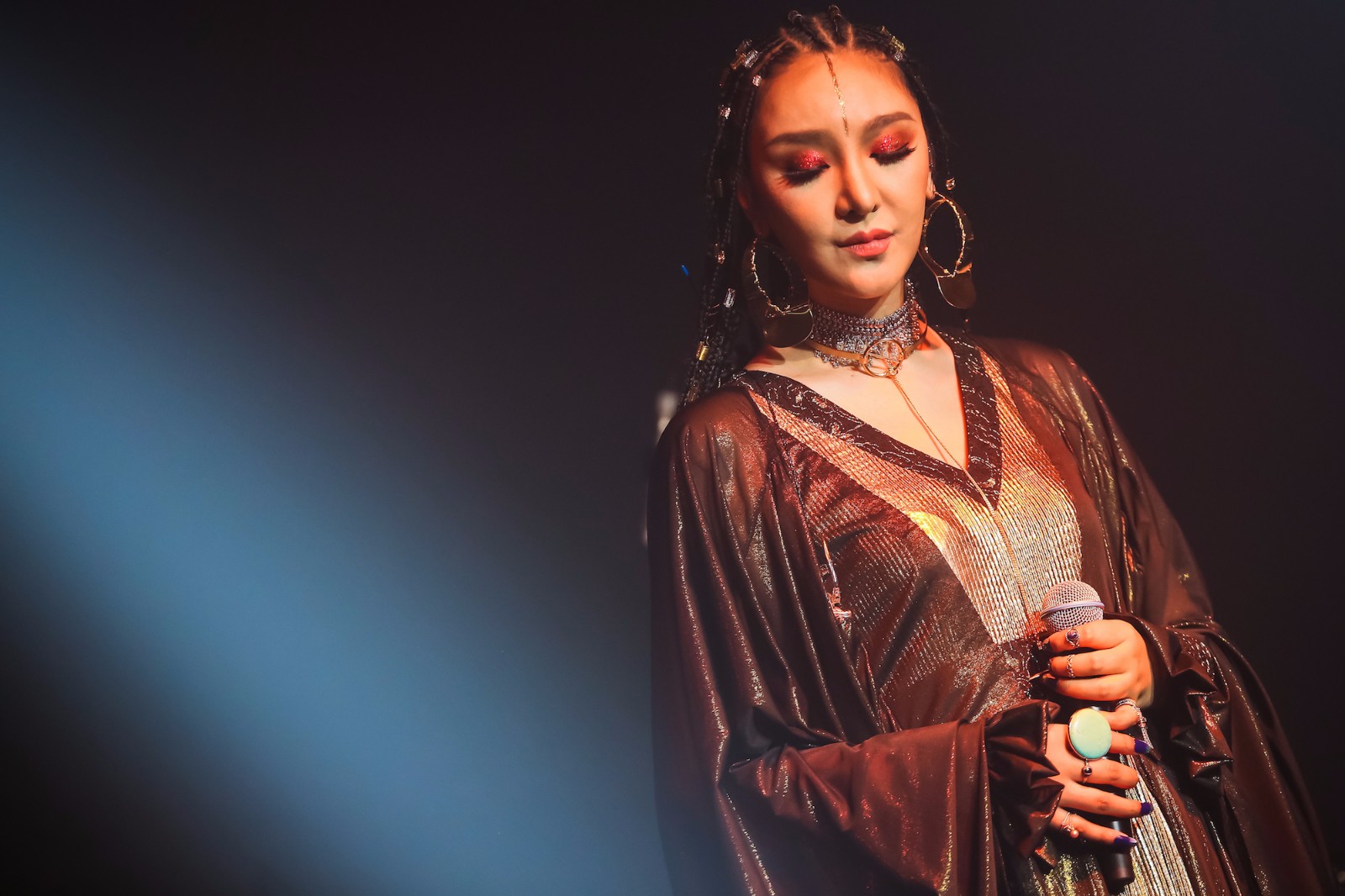 旺姆解锁"脏辫"造型 《蜕变》首唱会民族与时尚结合