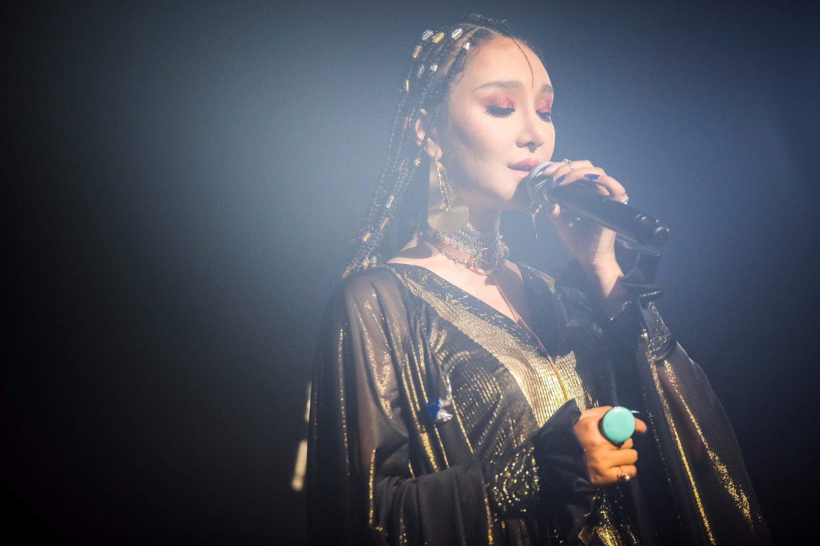 旺姆解锁"脏辫"造型 《蜕变》首唱会民族与时尚结合