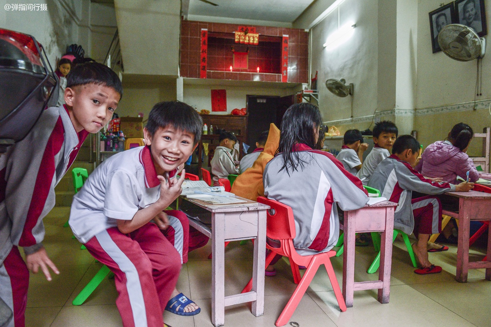寄宿在海口城中村里的孩子,几十人从小离开父母挤在一起生活学习