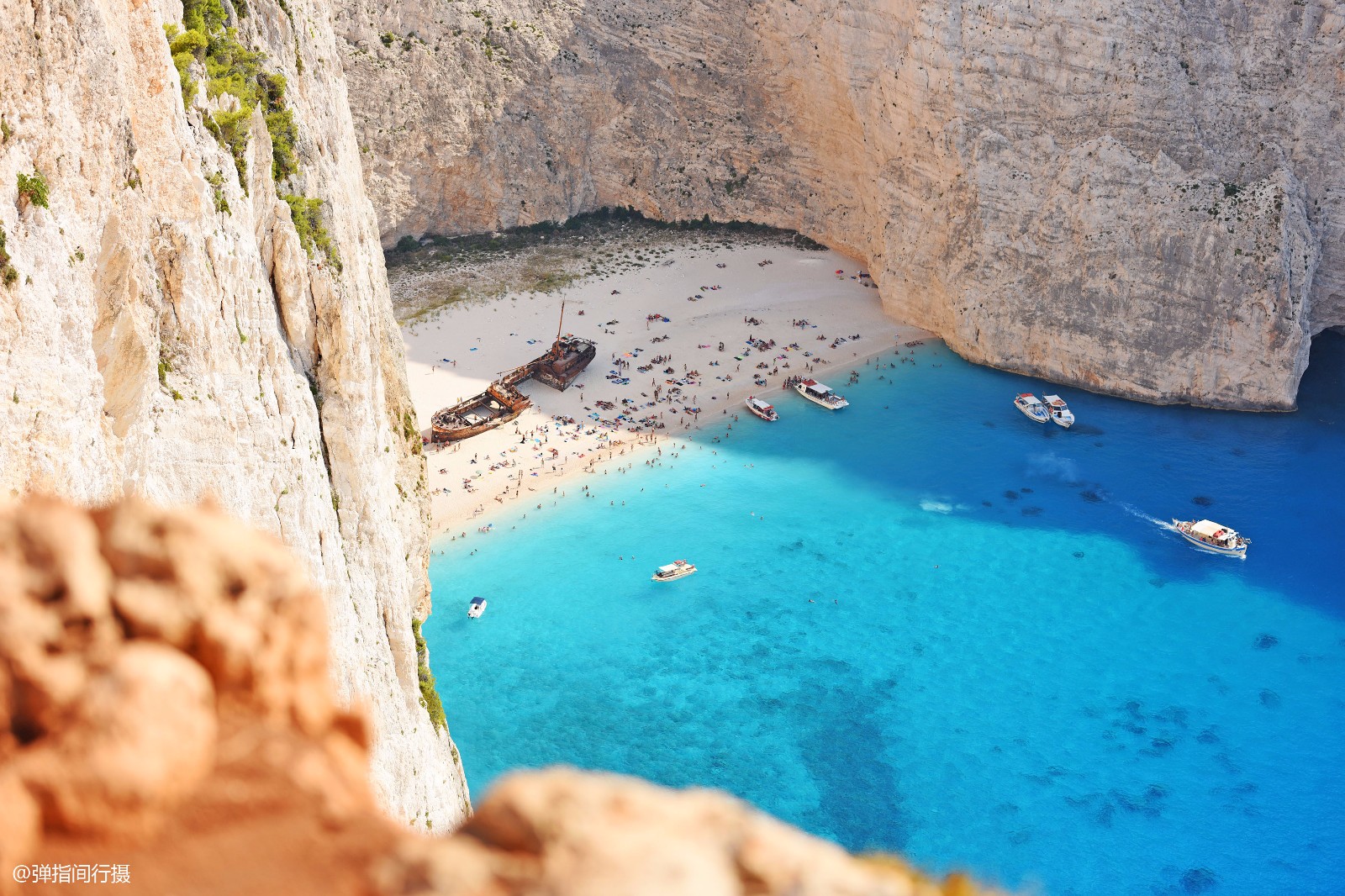 美得要命的希腊沉船湾游客因拍照失足父母在悬崖立碑纪念