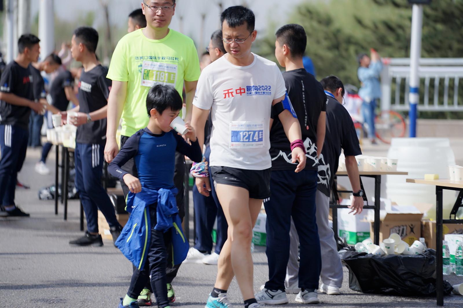 马拉松赛场上那些让人感动的精彩瞬间