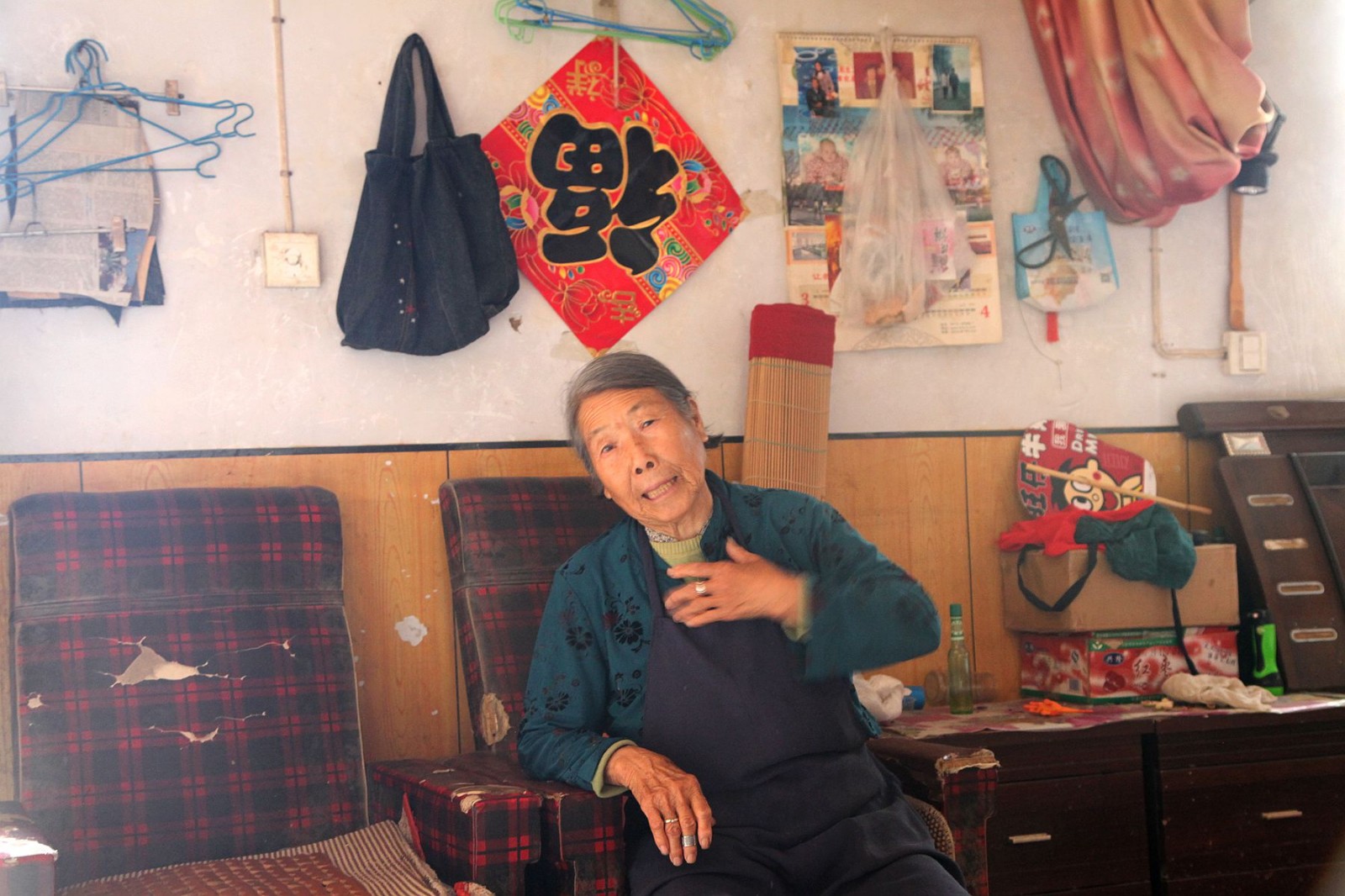 82岁农村老人独居家中手工缝薄被子,她说要送给62岁儿子盖