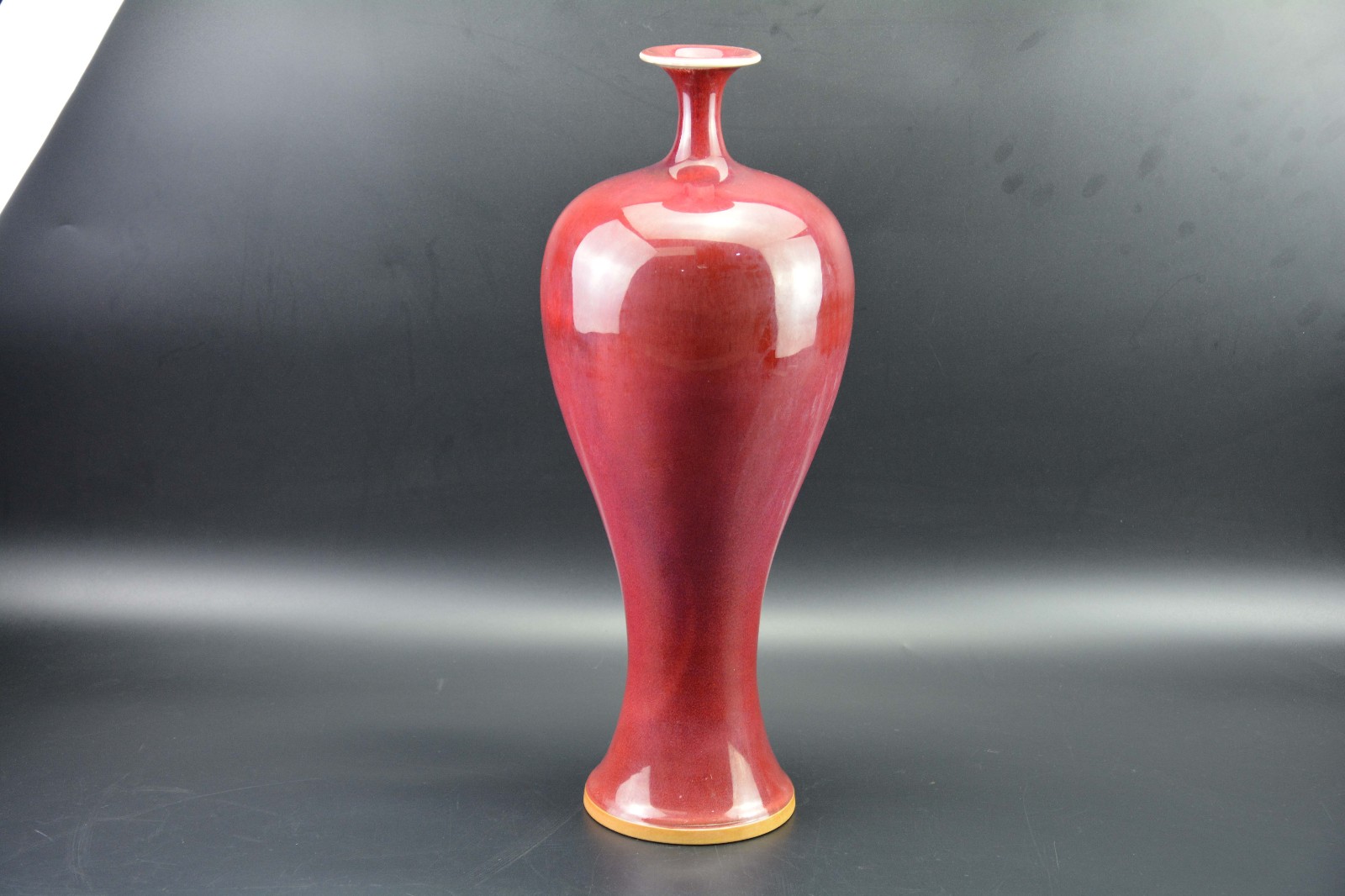 红裙婀娜笑靥生辉的郞窑红美人醉梅瓶有哪三大特点