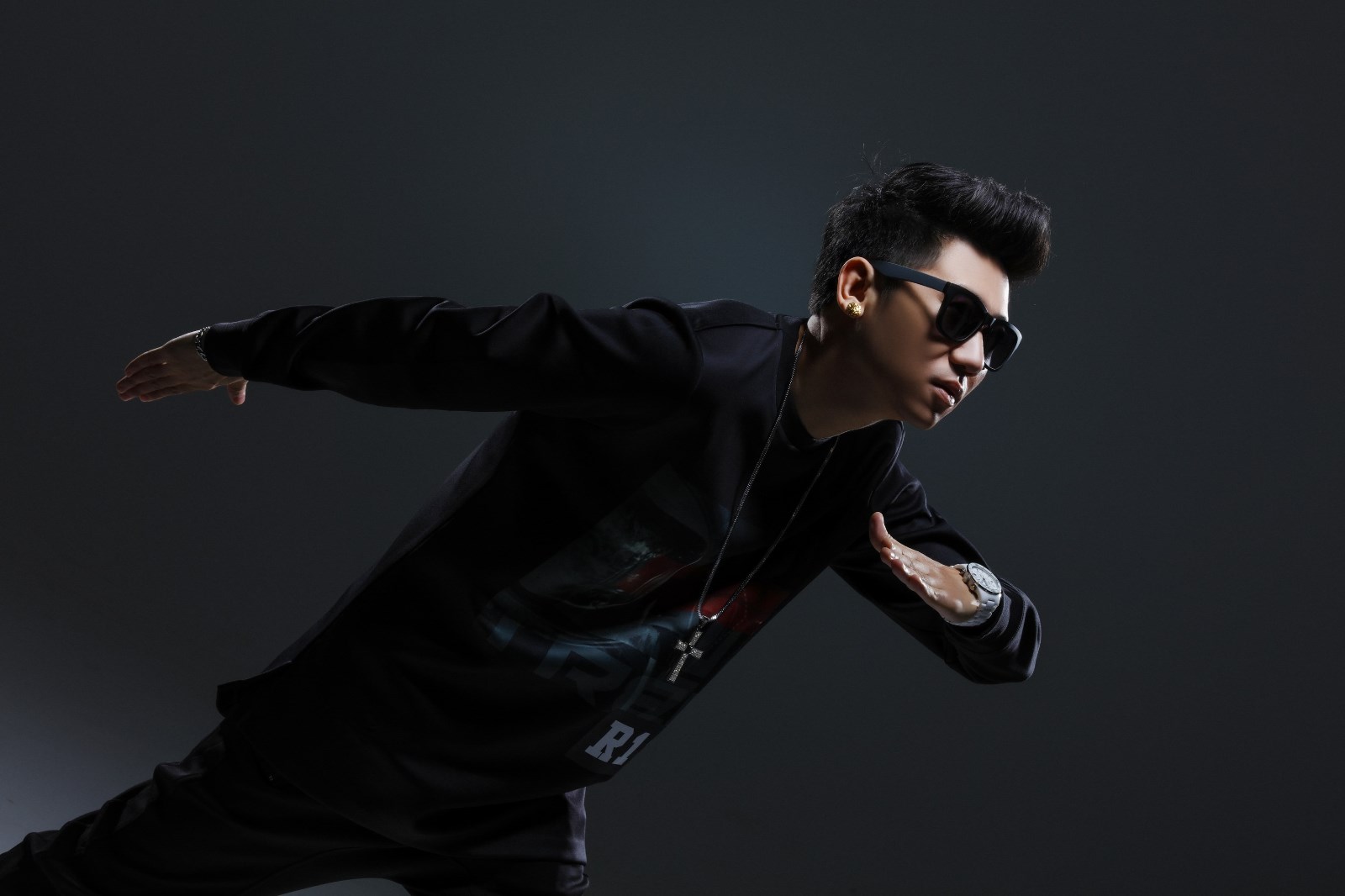 王绎龙新歌获热捧"龙氏电音2.0" 带领师弟东于哲大跳擦嘴舞