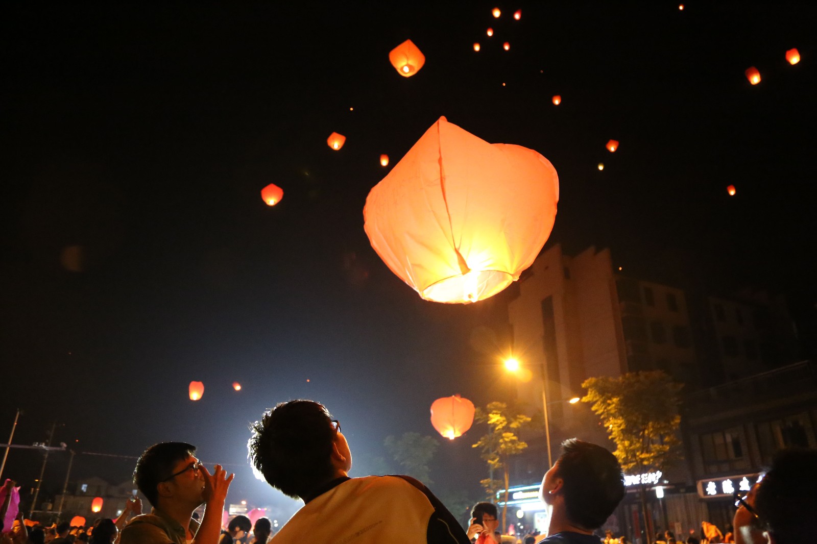 毛坦厂中学考生夜放孔明灯祈福高考 大声呼喊高考必胜场面壮观
