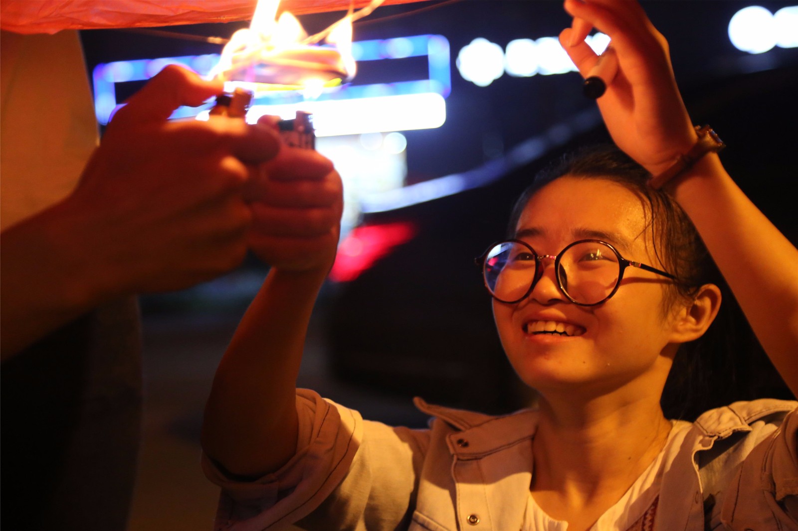 毛坦厂中学考生夜放孔明灯祈福高考 大声呼喊高考必胜场面壮观