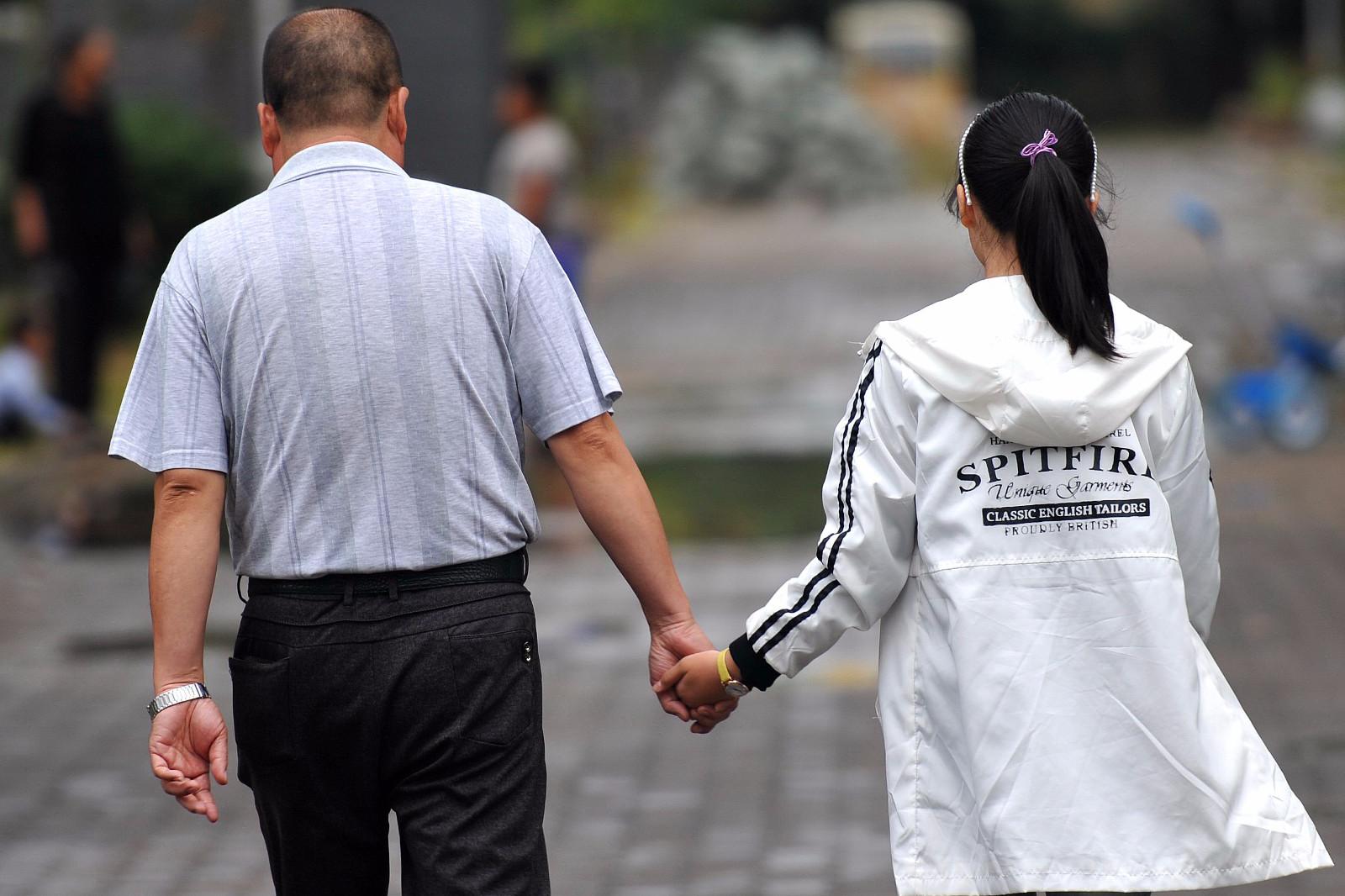 单亲父亲既当爹又当妈,他为糖尿病女儿"活着"