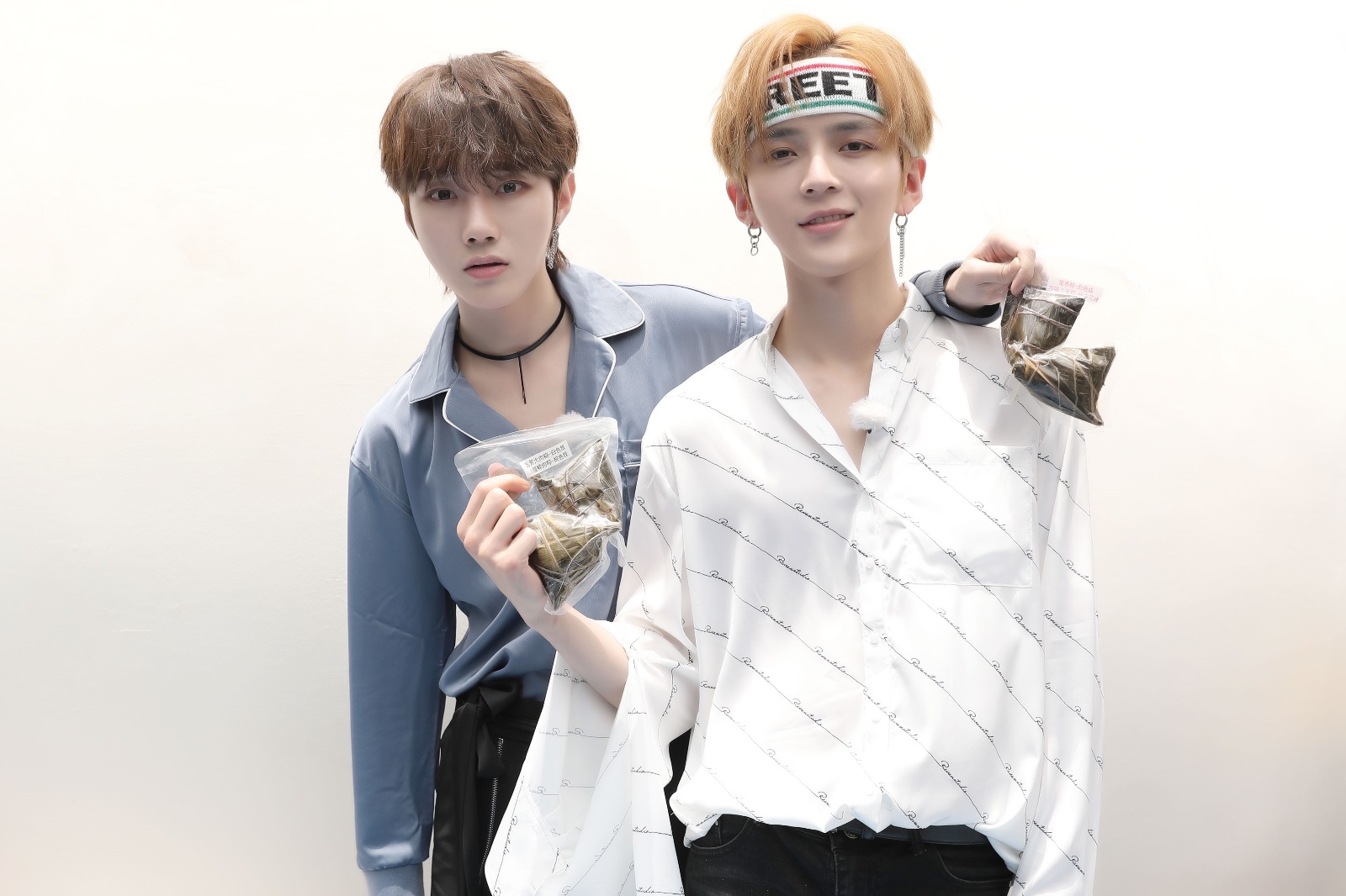 swin男团街头送粽 《心动宅急送》录制实力宠粉