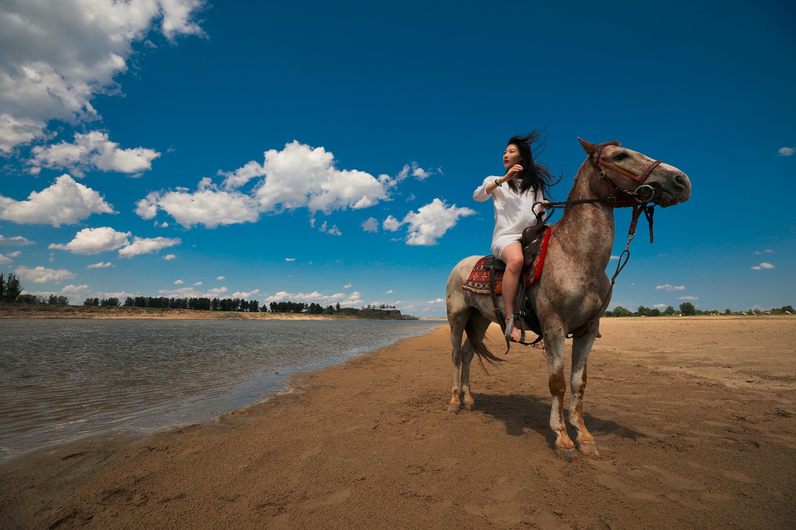 阳光下河流边 美女倾情演绎人马情
