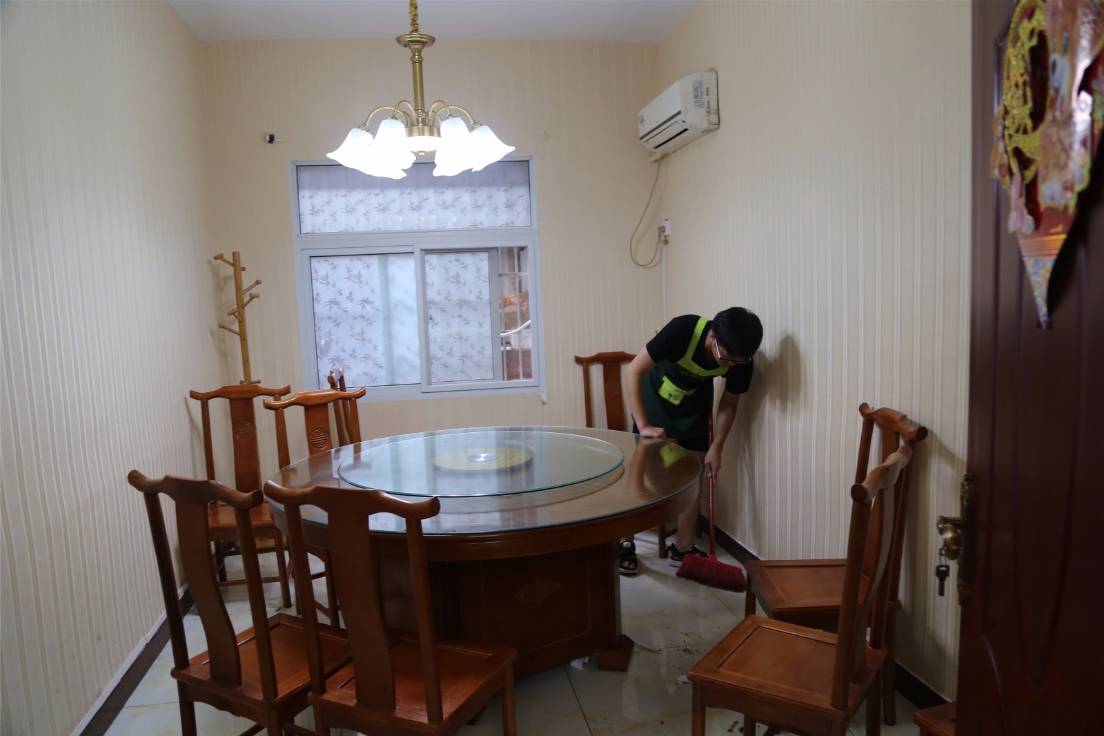 00后准大学生餐馆打工称将用人生第一桶金回报父母